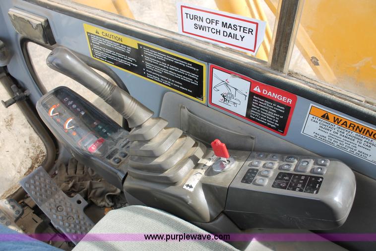 image for item E2922 1996 John Deere 690E LC excavator