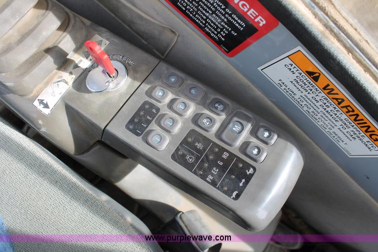 image for item E2922 1996 John Deere 690E LC excavator