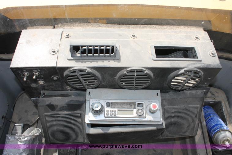 image for item E2922 1996 John Deere 690E LC excavator