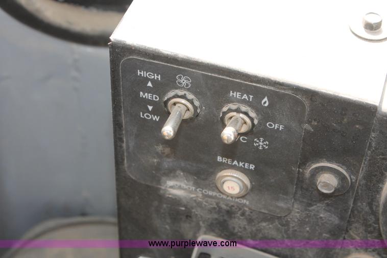 image for item E2922 1996 John Deere 690E LC excavator