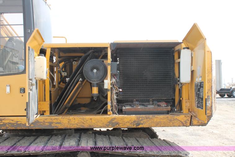 image for item E2922 1996 John Deere 690E LC excavator