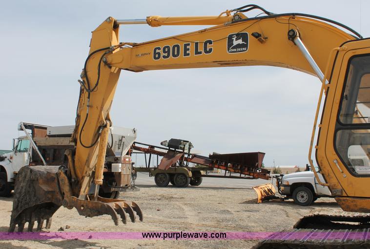 image for item E2922 1996 John Deere 690E LC excavator