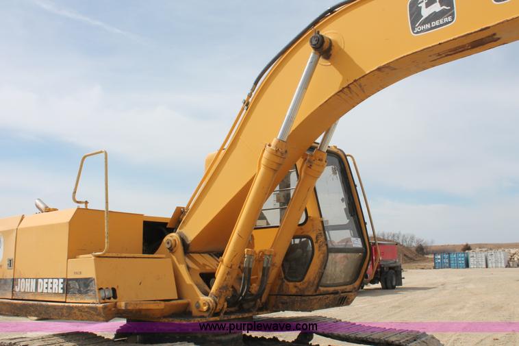 image for item E2922 1996 John Deere 690E LC excavator
