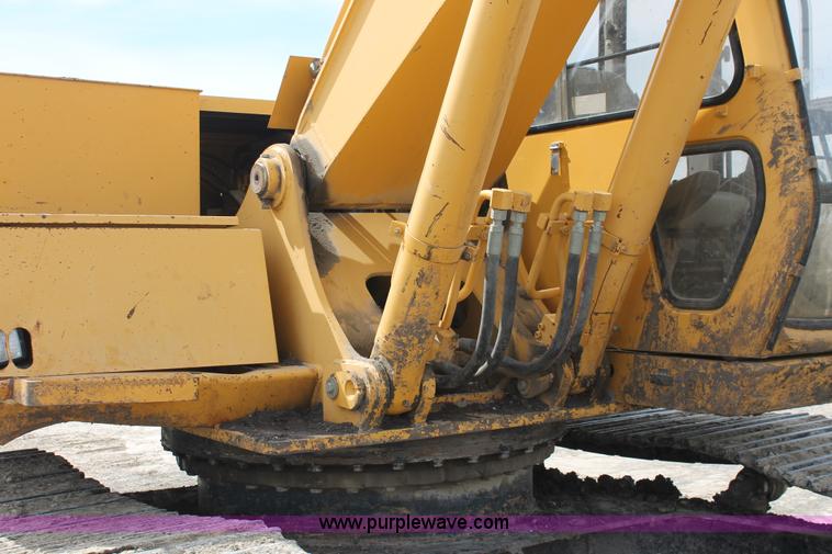 image for item E2922 1996 John Deere 690E LC excavator