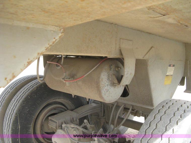 image for item E3210 1994 Clement HL2623 end dump trailer