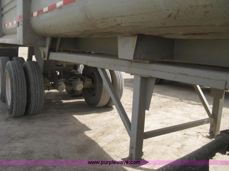 image for item E3210 1994 Clement HL2623 end dump trailer