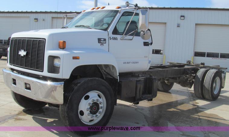 image for item E3792 2002 Chevrolet C7500 cab and chassis