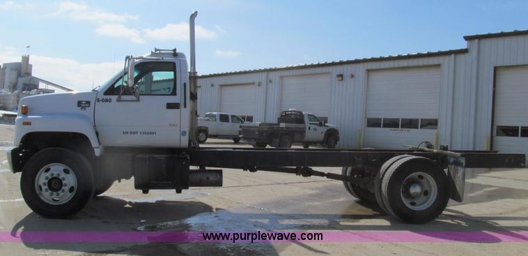 image for item E3792 2002 Chevrolet C7500 cab and chassis