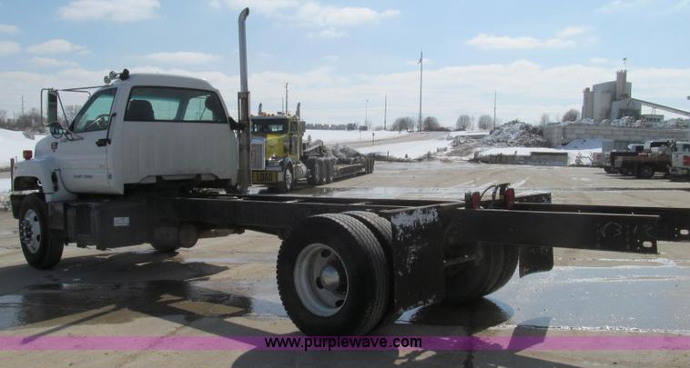 image for item E3792 2002 Chevrolet C7500 cab and chassis