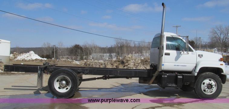 image for item E3792 2002 Chevrolet C7500 cab and chassis