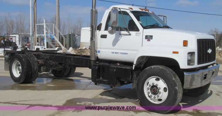 image for item E3792 2002 Chevrolet C7500 cab and chassis