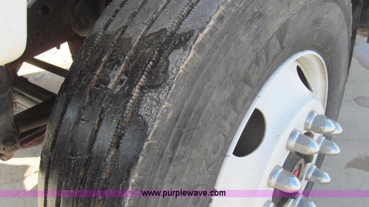 image for item E3792 2002 Chevrolet C7500 cab and chassis