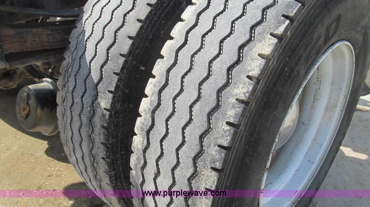 image for item E3792 2002 Chevrolet C7500 cab and chassis