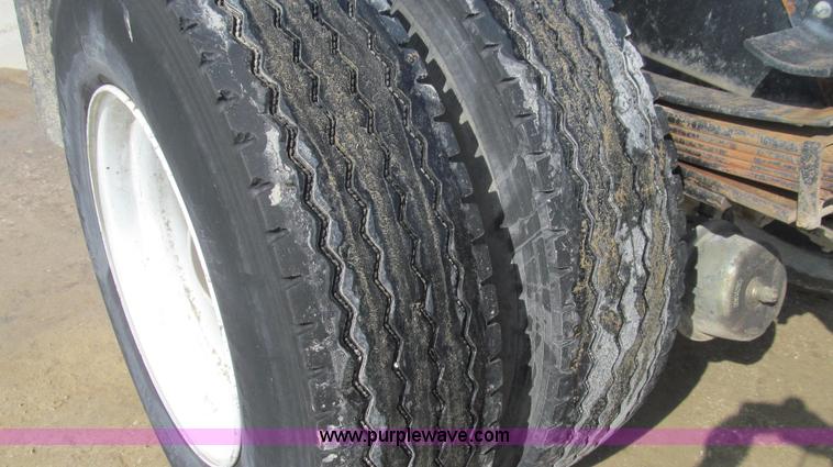 image for item E3792 2002 Chevrolet C7500 cab and chassis