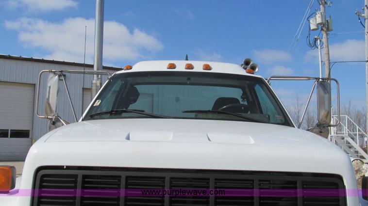 image for item E3792 2002 Chevrolet C7500 cab and chassis