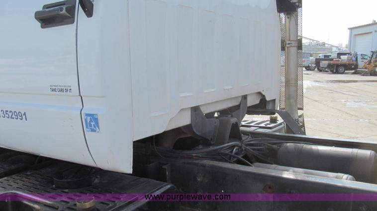 image for item E3792 2002 Chevrolet C7500 cab and chassis