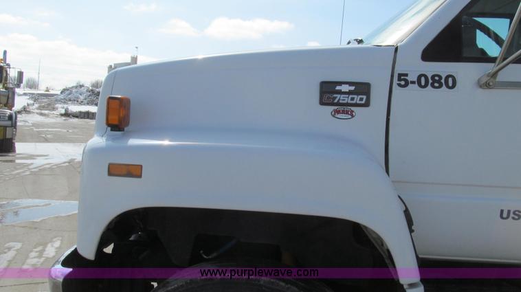 image for item E3792 2002 Chevrolet C7500 cab and chassis