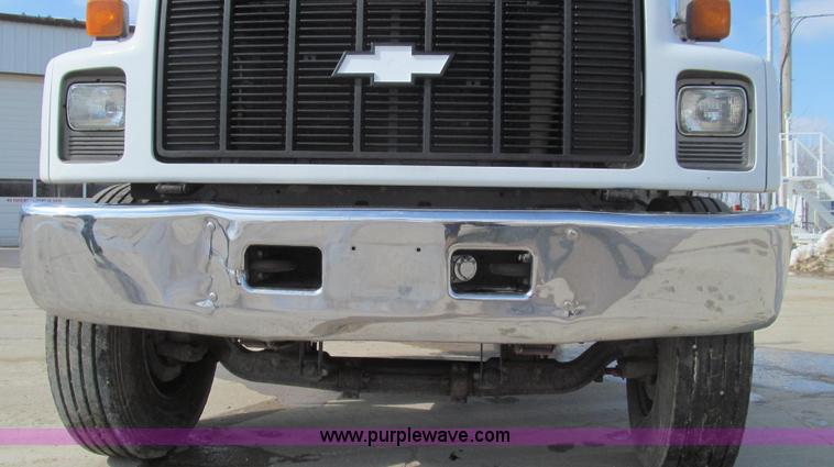 image for item E3792 2002 Chevrolet C7500 cab and chassis