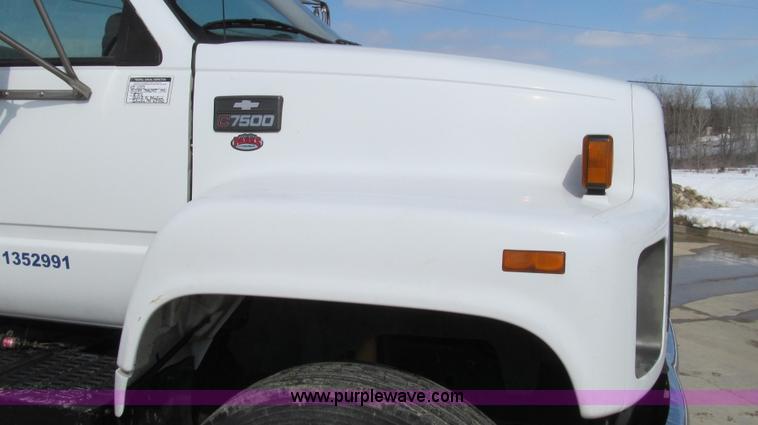 image for item E3792 2002 Chevrolet C7500 cab and chassis
