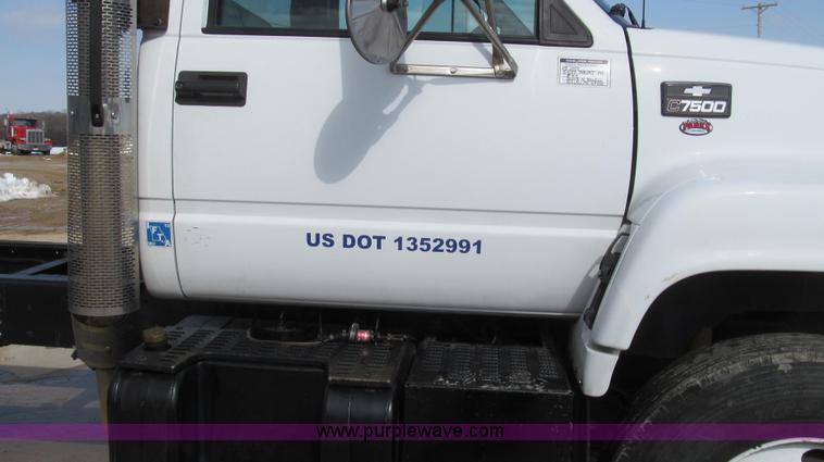 image for item E3792 2002 Chevrolet C7500 cab and chassis