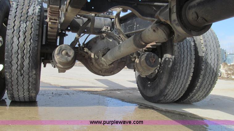 image for item E3792 2002 Chevrolet C7500 cab and chassis