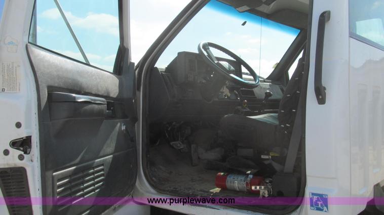 image for item E3792 2002 Chevrolet C7500 cab and chassis