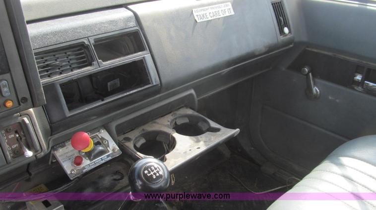 image for item E3792 2002 Chevrolet C7500 cab and chassis