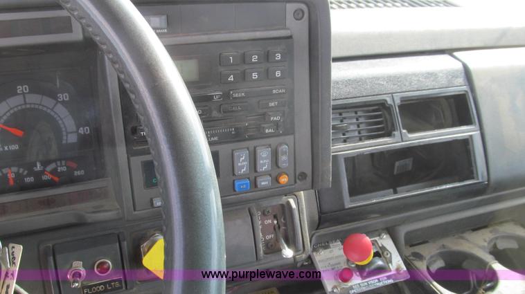 image for item E3792 2002 Chevrolet C7500 cab and chassis