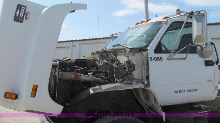 image for item E3792 2002 Chevrolet C7500 cab and chassis