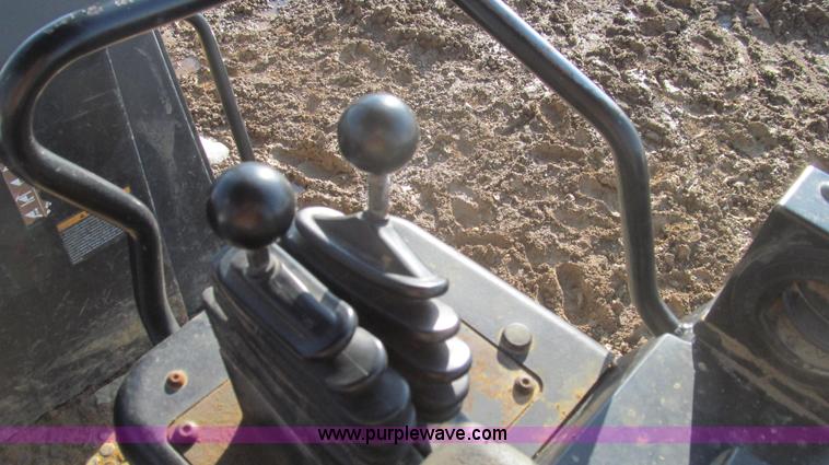 image for item E3794 2004 Caterpillar 953C track loader