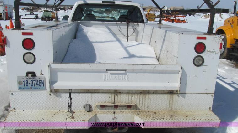 image for item E3797 2004 Ford F450 XL Super Duty utility truck