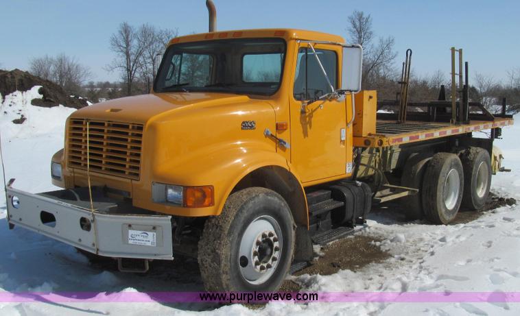 image for item E3798 1998 International 4900 flatbed truck