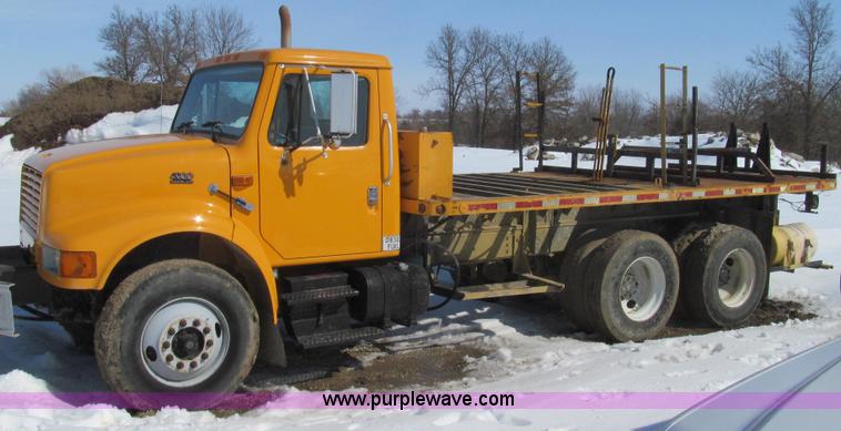 image for item E3798 1998 International 4900 flatbed truck