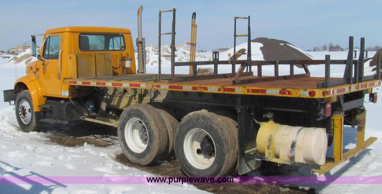 image for item E3798 1998 International 4900 flatbed truck