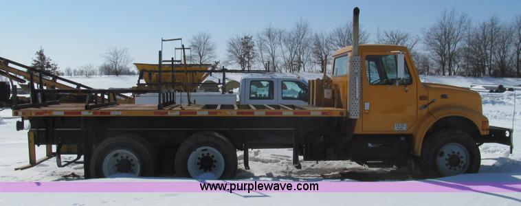image for item E3798 1998 International 4900 flatbed truck