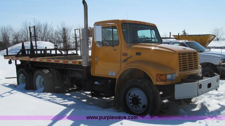 image for item E3798 1998 International 4900 flatbed truck