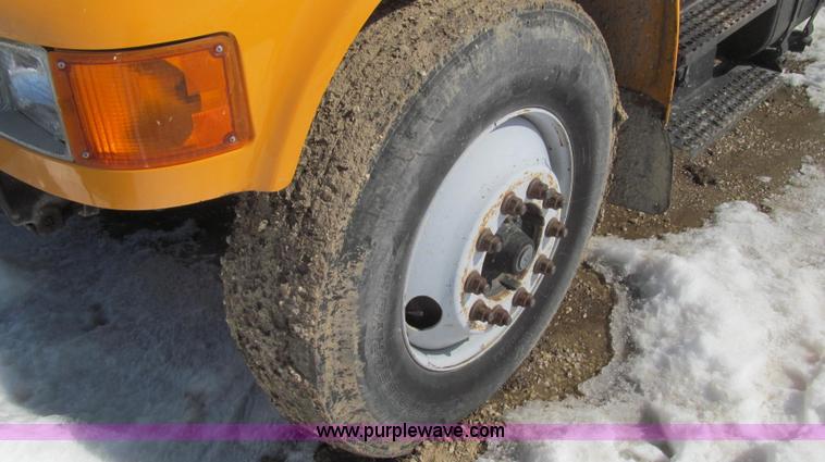 image for item E3798 1998 International 4900 flatbed truck