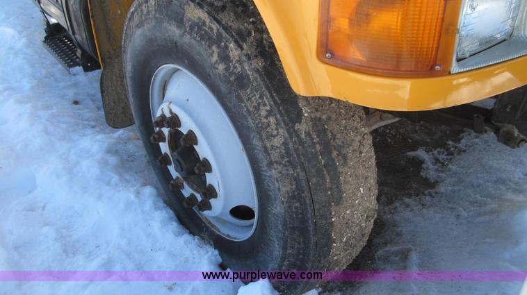 image for item E3798 1998 International 4900 flatbed truck