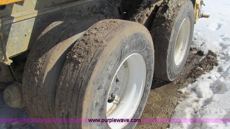 image for item E3798 1998 International 4900 flatbed truck