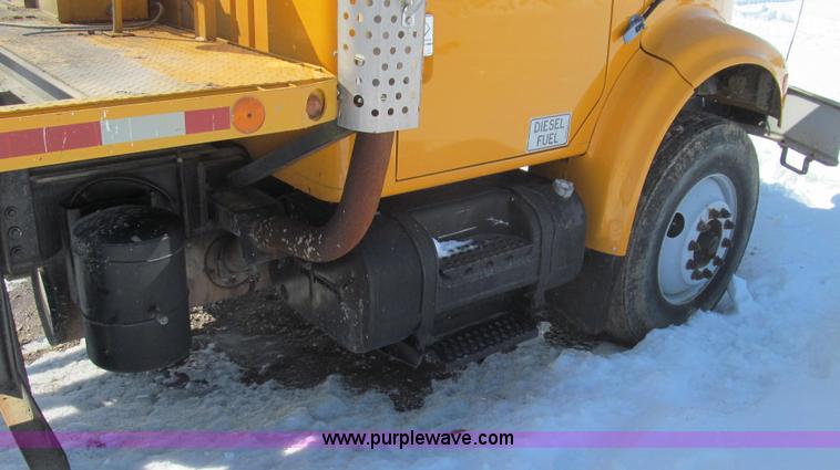 image for item E3798 1998 International 4900 flatbed truck