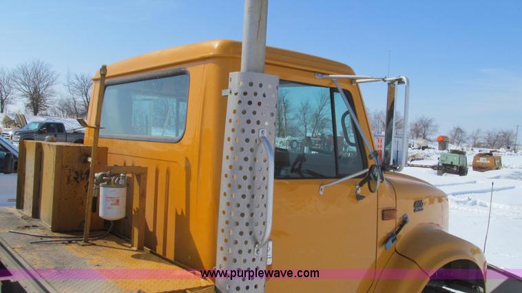 image for item E3798 1998 International 4900 flatbed truck