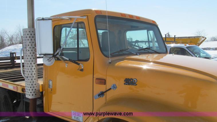 image for item E3798 1998 International 4900 flatbed truck