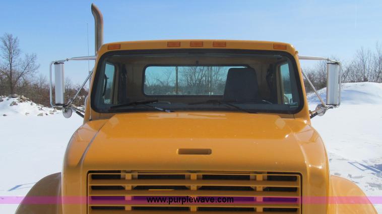 image for item E3798 1998 International 4900 flatbed truck