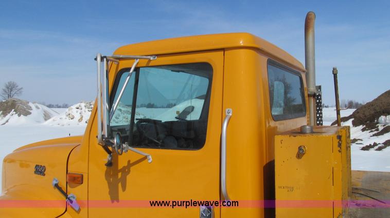 image for item E3798 1998 International 4900 flatbed truck