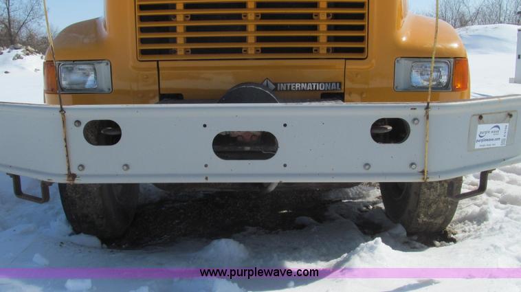 image for item E3798 1998 International 4900 flatbed truck