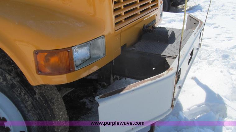 image for item E3798 1998 International 4900 flatbed truck