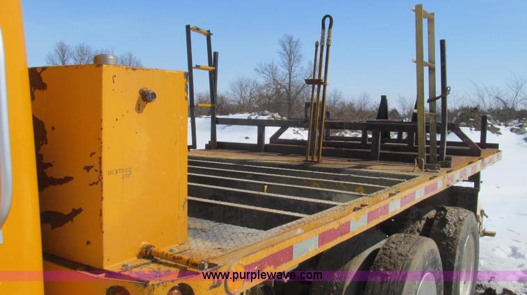 image for item E3798 1998 International 4900 flatbed truck