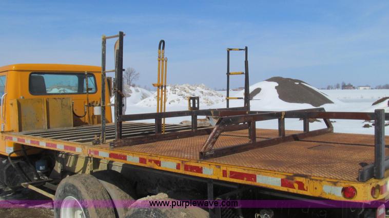 image for item E3798 1998 International 4900 flatbed truck