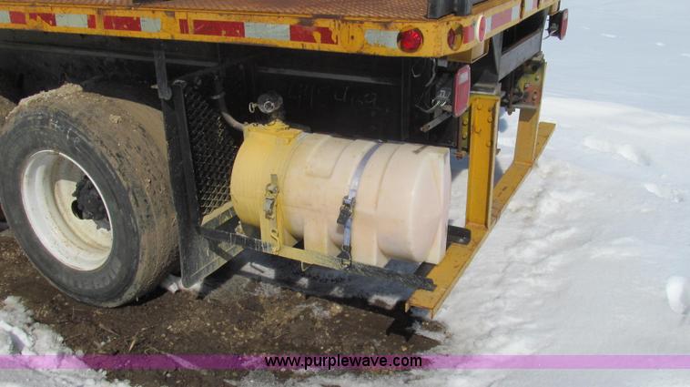 image for item E3798 1998 International 4900 flatbed truck