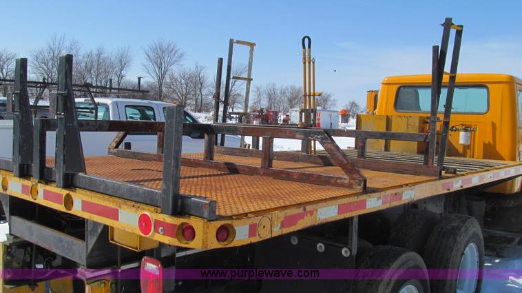 image for item E3798 1998 International 4900 flatbed truck